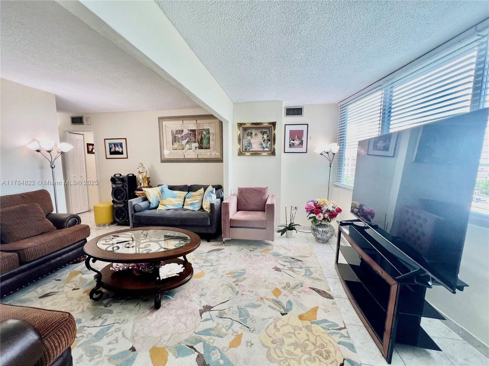 En Venta: $365,000 (1 camas, 2 baños, 1010 Pies cuadrados)