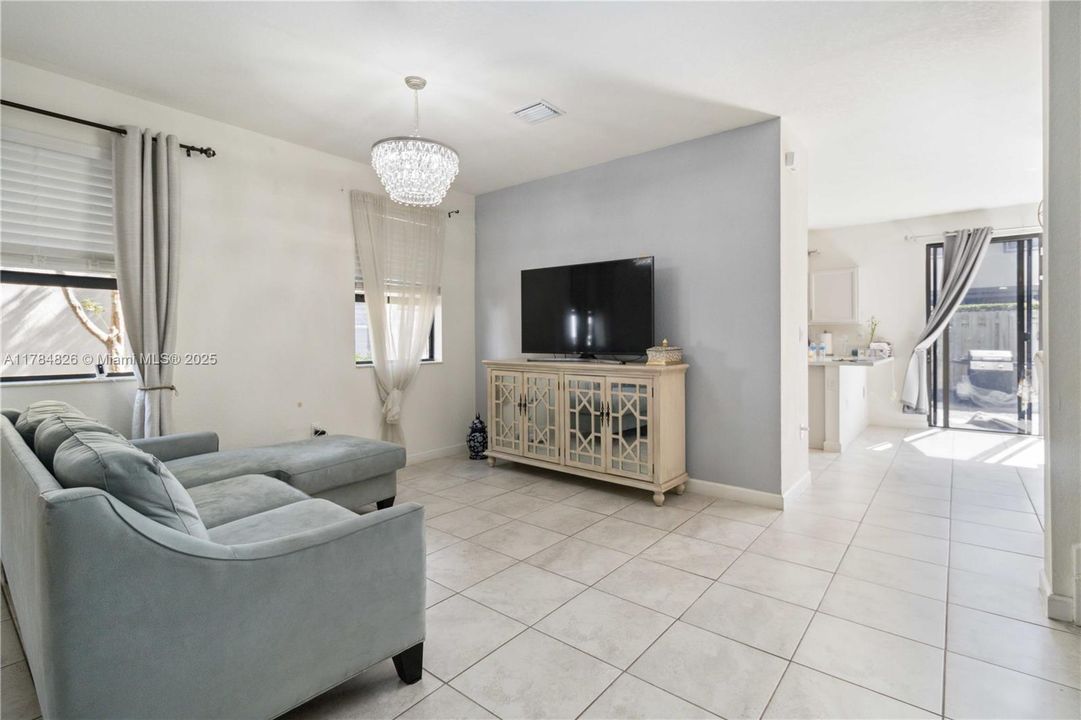 Recently Sold: $400,000 (3 beds, 2 baths, 1740 Square Feet)