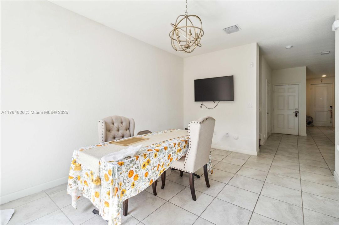 Recently Sold: $400,000 (3 beds, 2 baths, 1740 Square Feet)