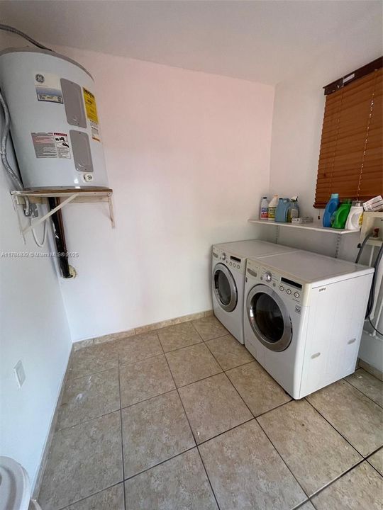 Active With Contract: $616,000 (3 beds, 2 baths, 1210 Square Feet)