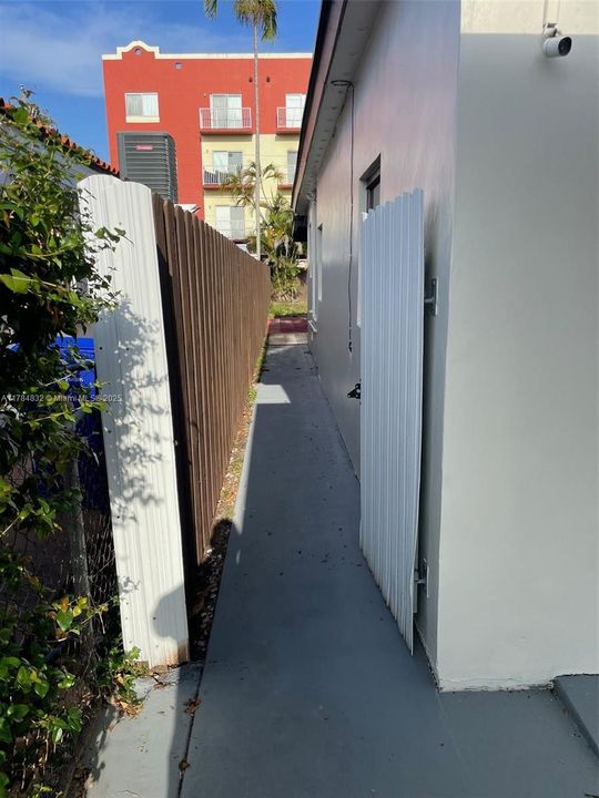 Active With Contract: $616,000 (3 beds, 2 baths, 1210 Square Feet)