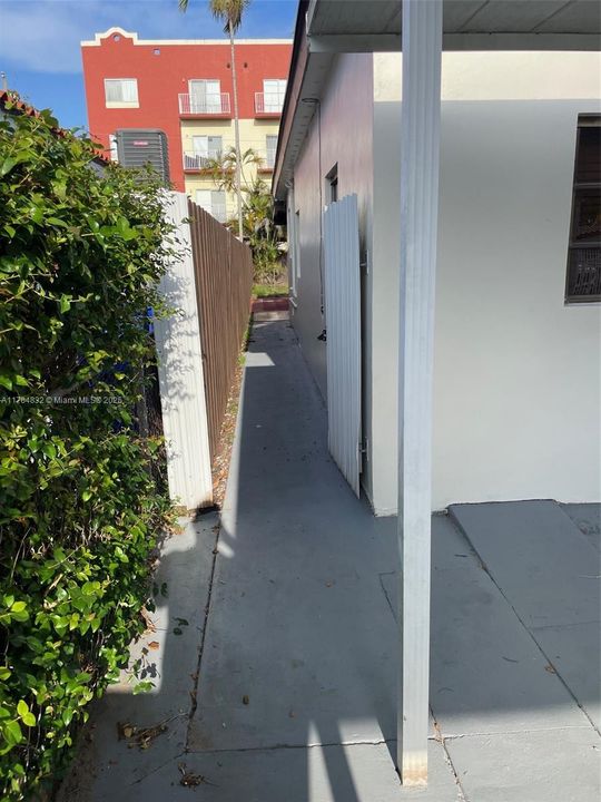 Active With Contract: $616,000 (3 beds, 2 baths, 1210 Square Feet)