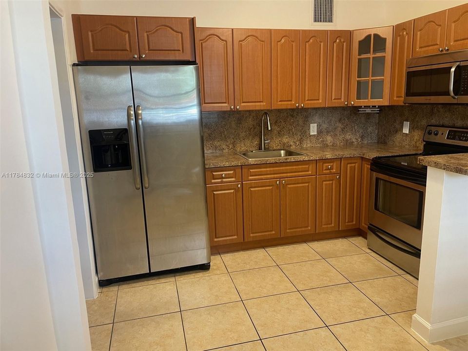 Active With Contract: $616,000 (3 beds, 2 baths, 1210 Square Feet)