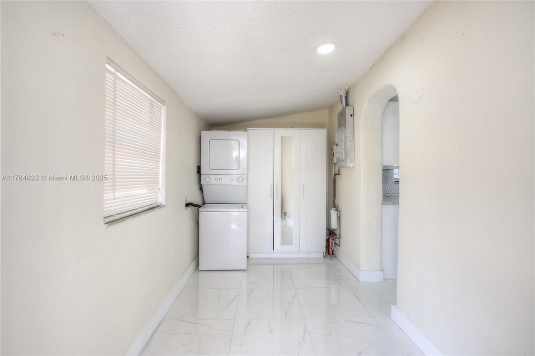 Recently Sold: $370,000 (2 beds, 1 baths, 773 Square Feet)