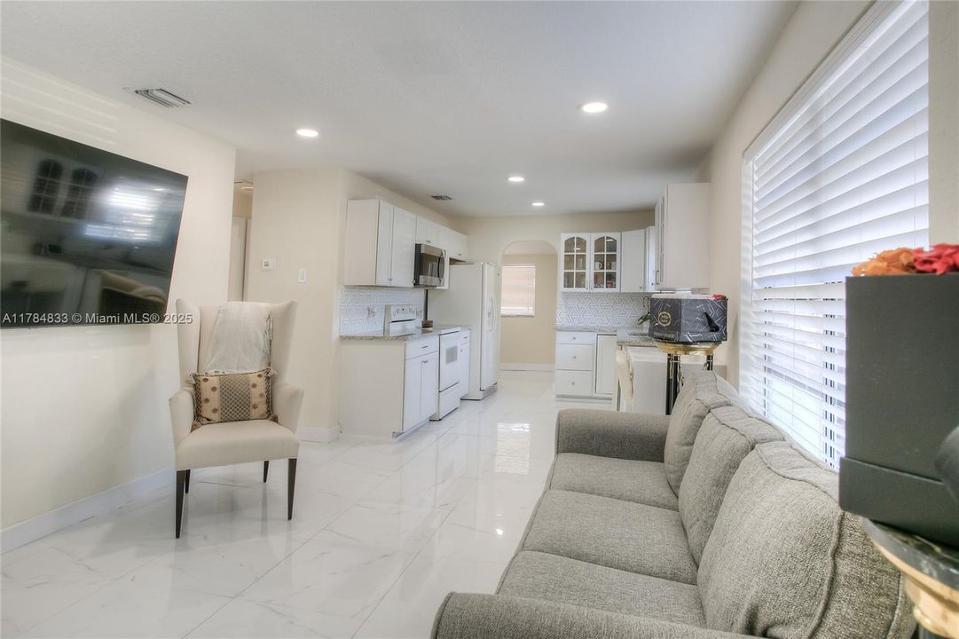 Recently Sold: $370,000 (2 beds, 1 baths, 773 Square Feet)