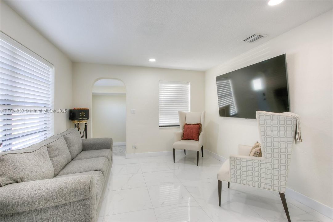 Recently Sold: $370,000 (2 beds, 1 baths, 773 Square Feet)