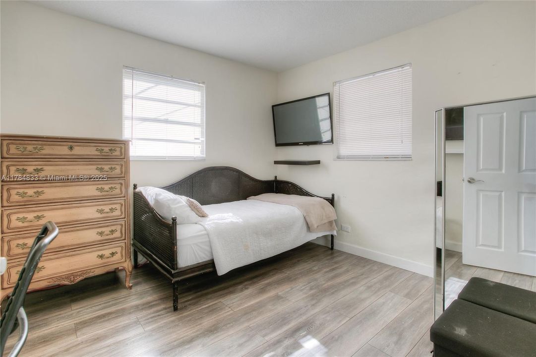 Recently Sold: $370,000 (2 beds, 1 baths, 773 Square Feet)