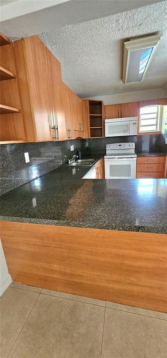 Recently Rented: $2,250 (2 beds, 1 baths, 998 Square Feet)