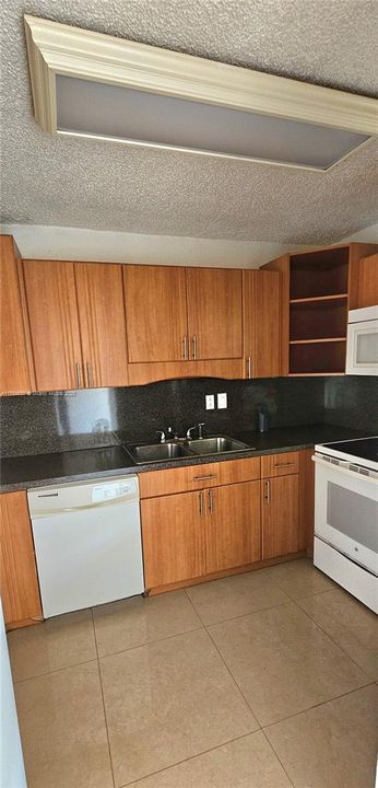 Recently Rented: $2,250 (2 beds, 1 baths, 998 Square Feet)