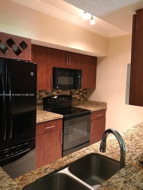 Recently Rented: $2,700 (3 beds, 2 baths, 1648 Square Feet)