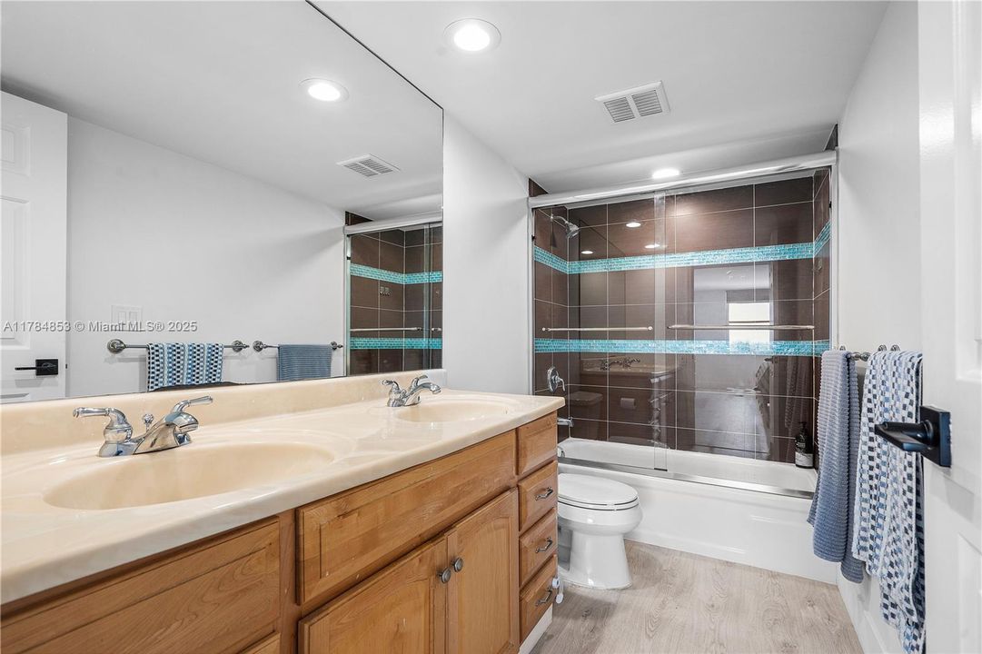 Recently Sold: $375,000 (2 beds, 2 baths, 1350 Square Feet)