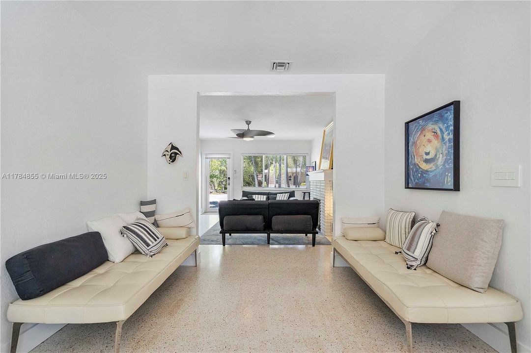 Vendido Recientemente: $649,000 (2 camas, 1 baños, 1118 Pies cuadrados)