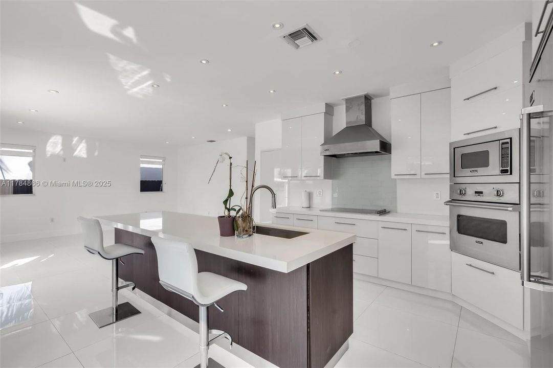 Recently Sold: $1,050,000 (4 beds, 3 baths, 2912 Square Feet)