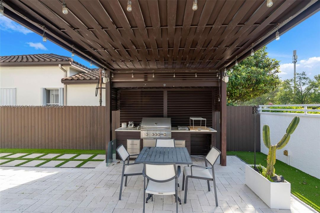 Recently Sold: $1,050,000 (4 beds, 3 baths, 2912 Square Feet)