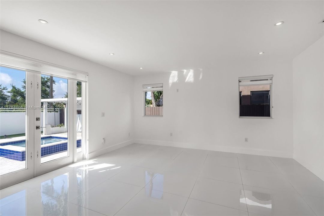 Recently Sold: $1,050,000 (4 beds, 3 baths, 2912 Square Feet)