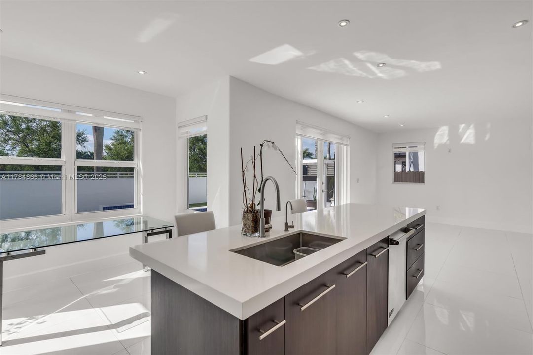Recently Sold: $1,050,000 (4 beds, 3 baths, 2912 Square Feet)