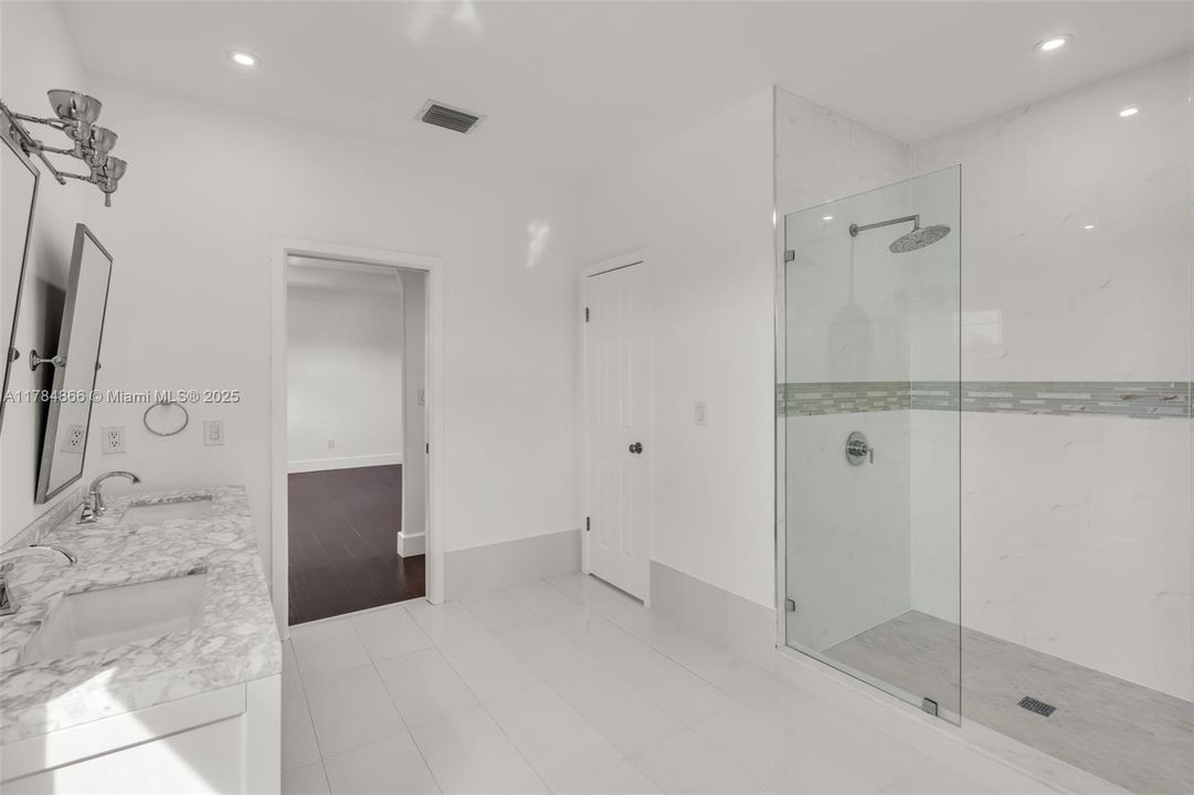 Recently Sold: $1,050,000 (4 beds, 3 baths, 2912 Square Feet)