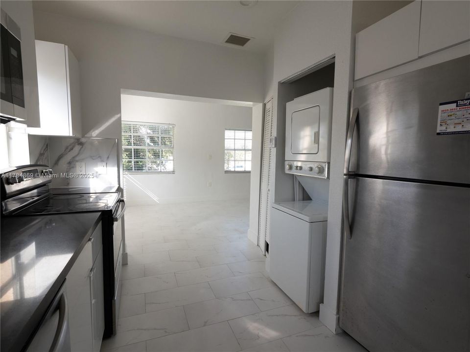 Recently Rented: $3,000 (3 beds, 2 baths, 1600 Square Feet)