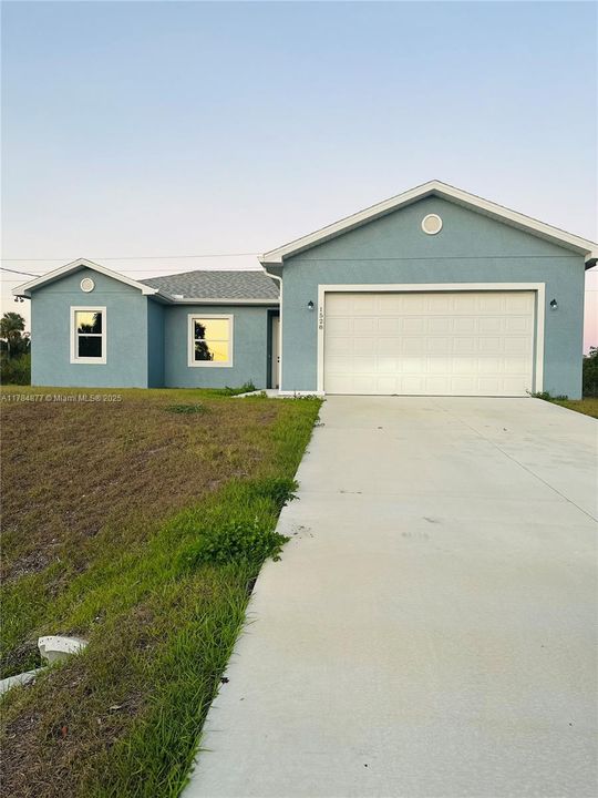 Recently Rented: $2,300 (4 beds, 2 baths, 1439 Square Feet)