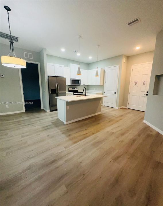 Recently Rented: $2,300 (4 beds, 2 baths, 1439 Square Feet)