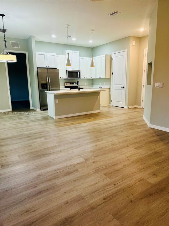 Recently Rented: $2,300 (4 beds, 2 baths, 1439 Square Feet)