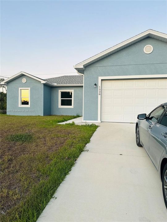 Recently Rented: $2,300 (4 beds, 2 baths, 1439 Square Feet)