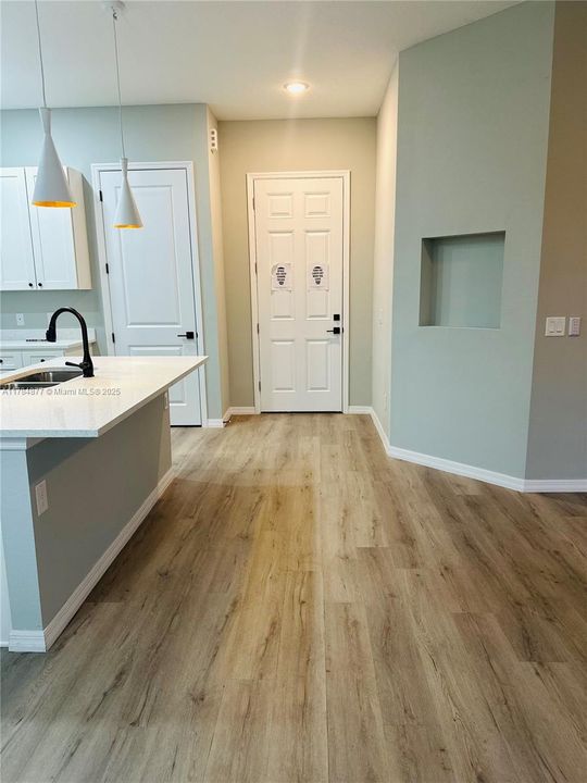 Recently Rented: $2,300 (4 beds, 2 baths, 1439 Square Feet)