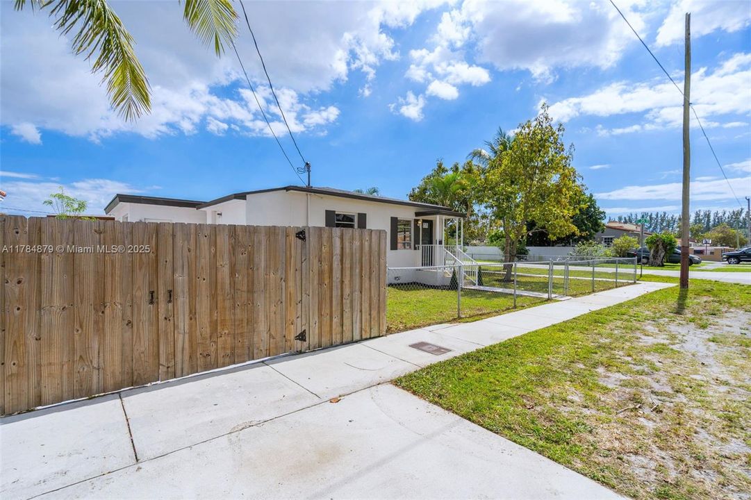 Recently Sold: $499,000 (3 beds, 1 baths, 1272 Square Feet)