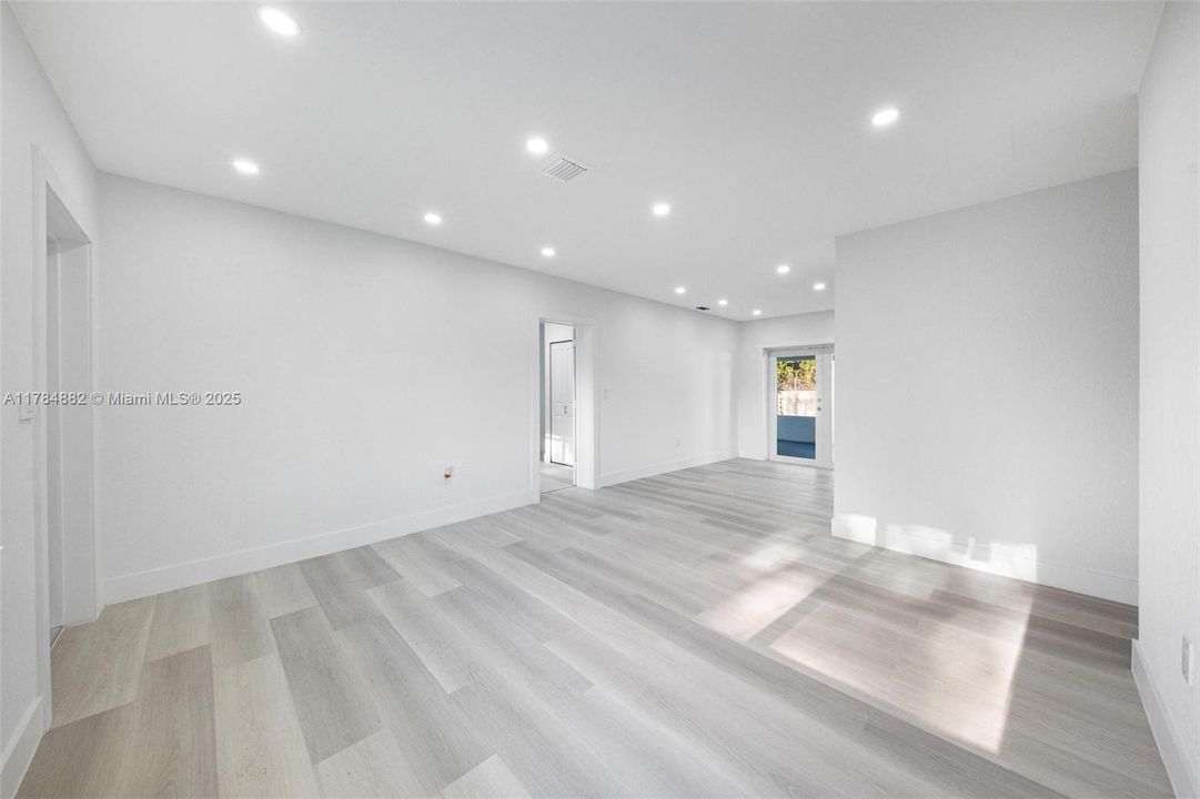 Недавно продано: $620,000 (4 спален, 2 ванн, 1092 Квадратных фут)