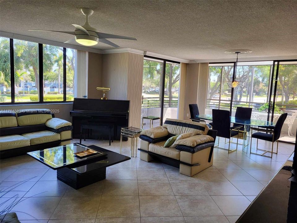 Vendido Recientemente: $299,900 (2 camas, 2 baños, 1500 Pies cuadrados)