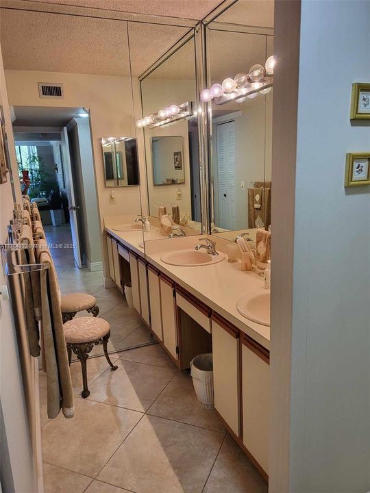 Vendido Recientemente: $299,900 (2 camas, 2 baños, 1500 Pies cuadrados)