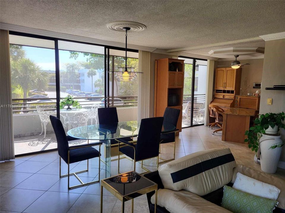 Vendido Recientemente: $299,900 (2 camas, 2 baños, 1500 Pies cuadrados)