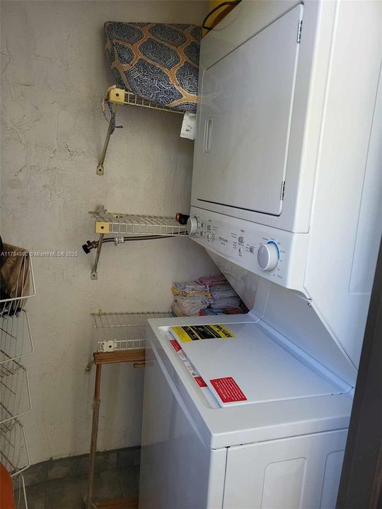 Vendido Recientemente: $299,900 (2 camas, 2 baños, 1500 Pies cuadrados)