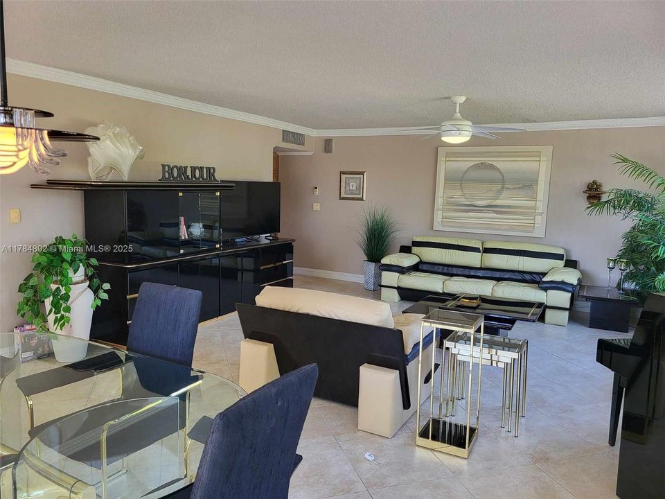 Vendido Recientemente: $299,900 (2 camas, 2 baños, 1500 Pies cuadrados)