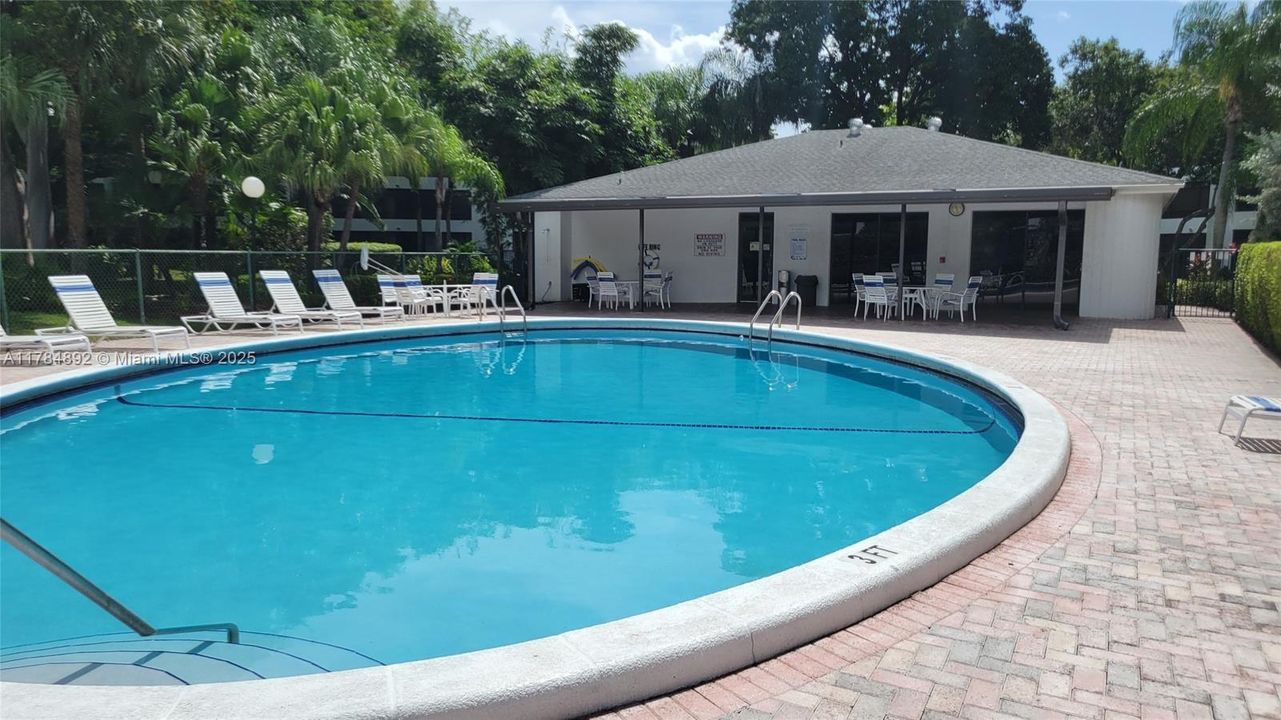 Vendido Recientemente: $299,900 (2 camas, 2 baños, 1500 Pies cuadrados)