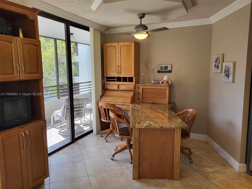 Vendido Recientemente: $299,900 (2 camas, 2 baños, 1500 Pies cuadrados)