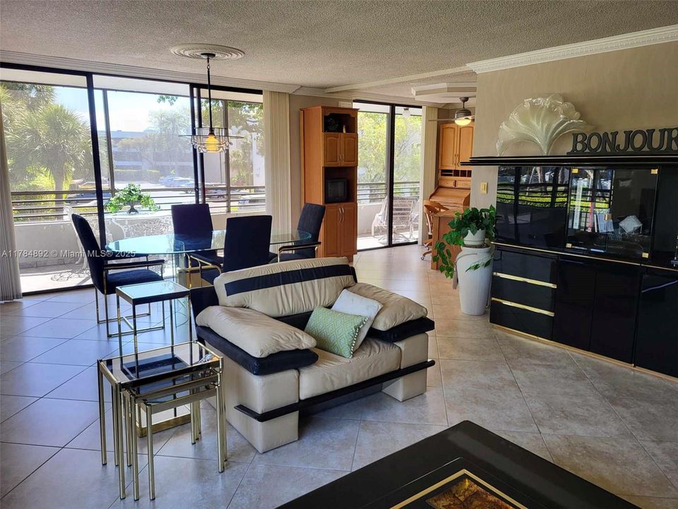 Vendido Recientemente: $299,900 (2 camas, 2 baños, 1500 Pies cuadrados)