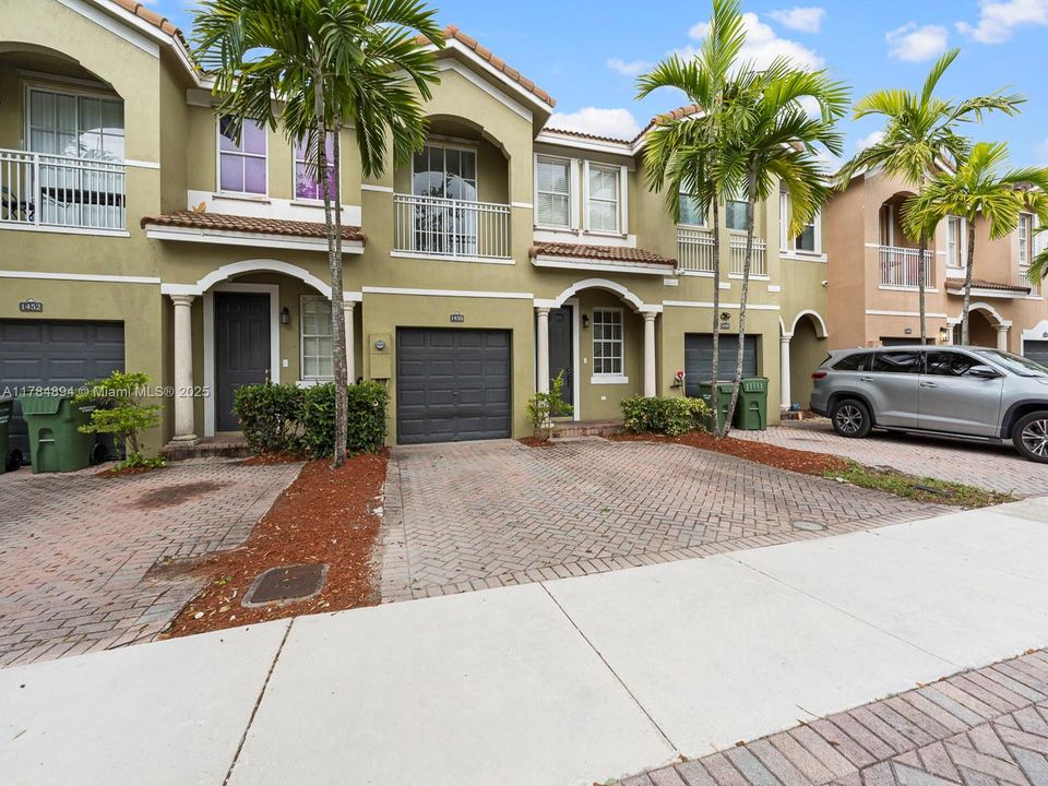 Recently Sold: $364,900 (3 beds, 3 baths, 1852 Square Feet)