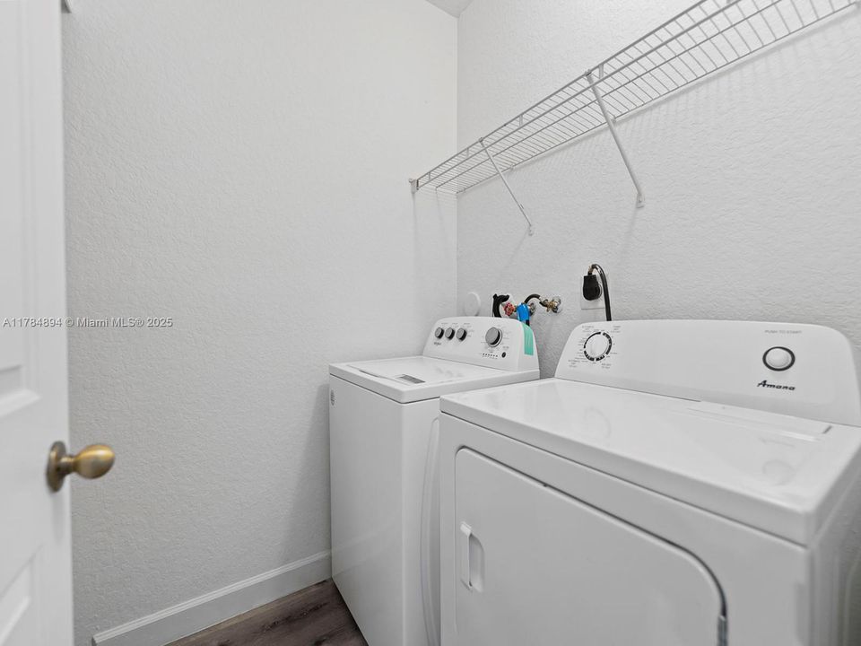 Recently Sold: $364,900 (3 beds, 3 baths, 1852 Square Feet)