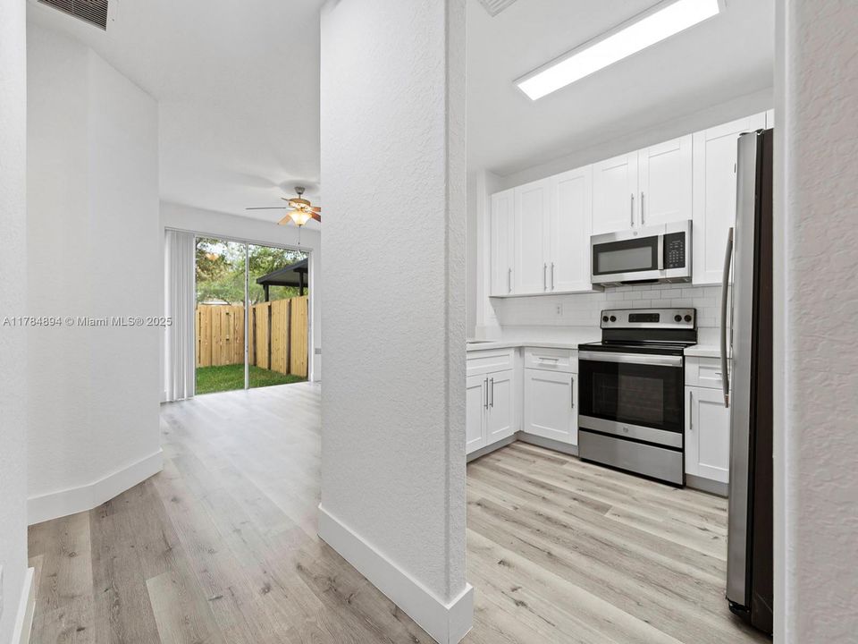 Recently Sold: $364,900 (3 beds, 3 baths, 1852 Square Feet)