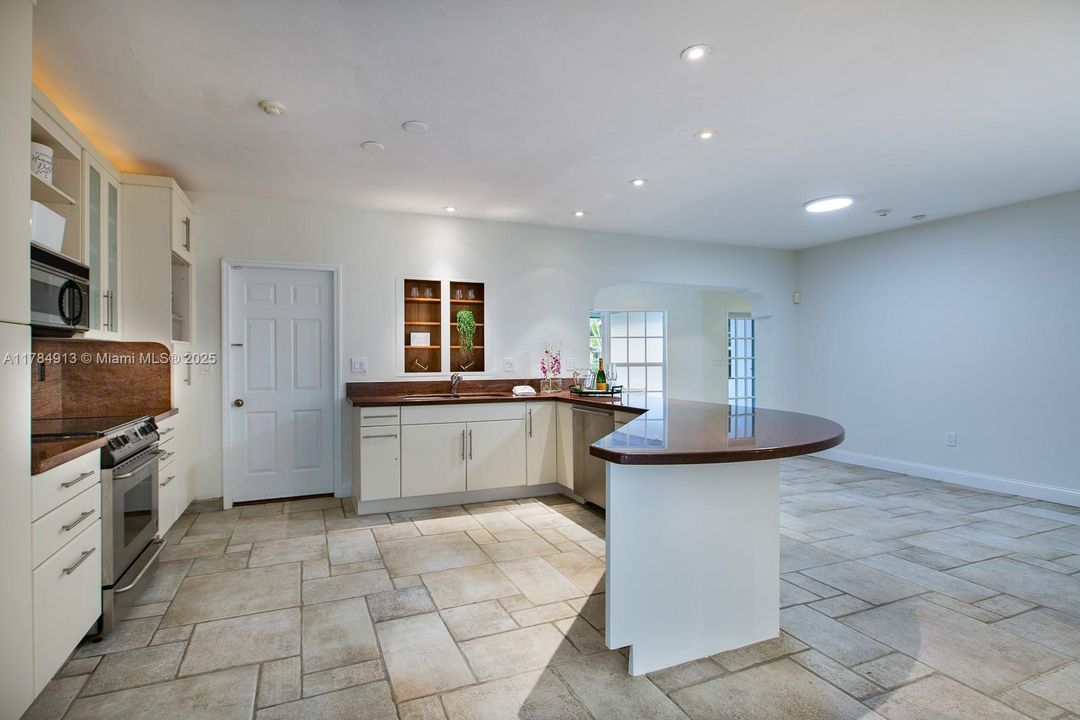 Recently Sold: $2,400,000 (3 beds, 2 baths, 2489 Square Feet)