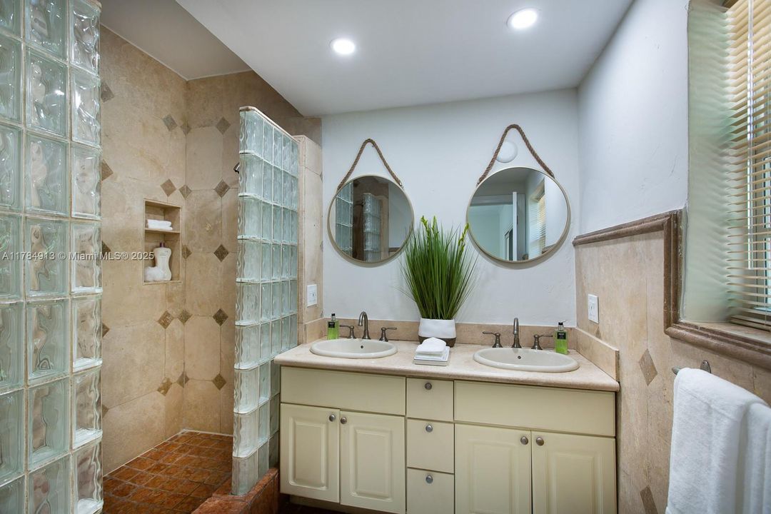 Recently Sold: $2,400,000 (3 beds, 2 baths, 2489 Square Feet)