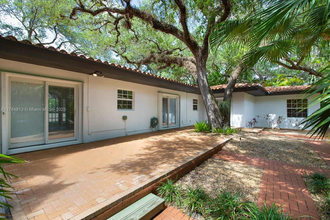 Recently Sold: $2,400,000 (3 beds, 2 baths, 2489 Square Feet)