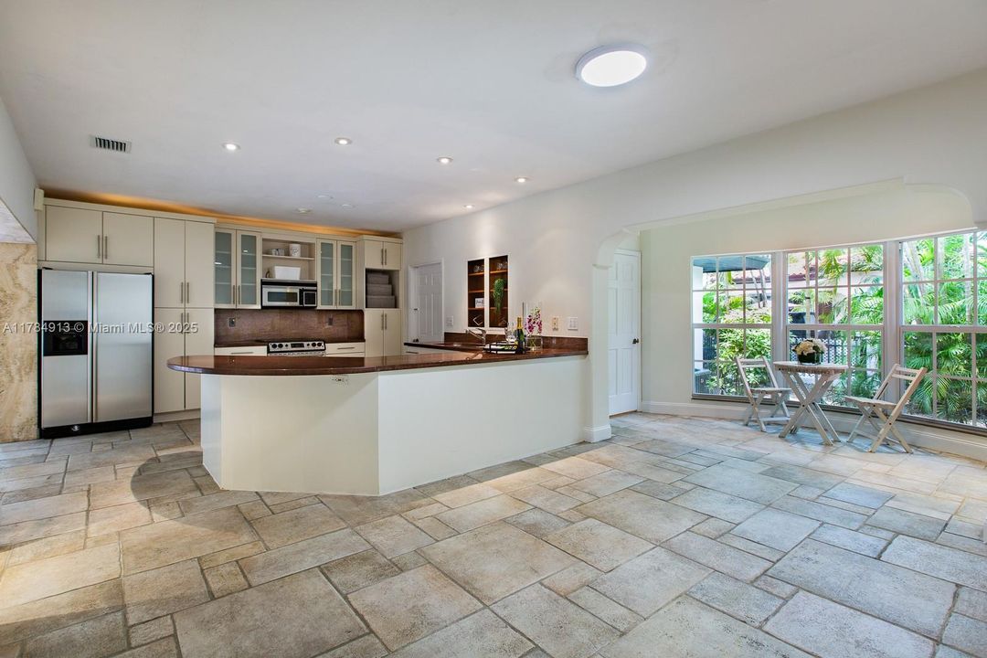 Recently Sold: $2,400,000 (3 beds, 2 baths, 2489 Square Feet)