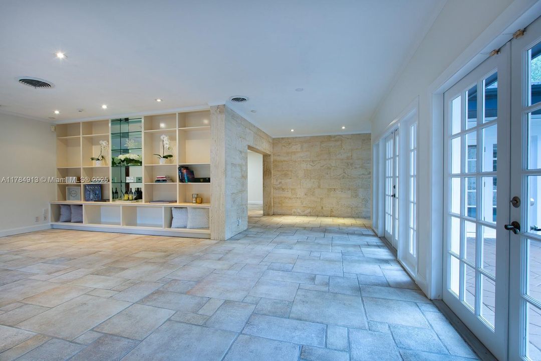 Recently Sold: $2,400,000 (3 beds, 2 baths, 2489 Square Feet)