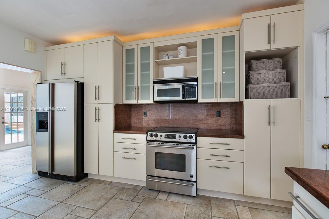 Recently Sold: $2,400,000 (3 beds, 2 baths, 2489 Square Feet)