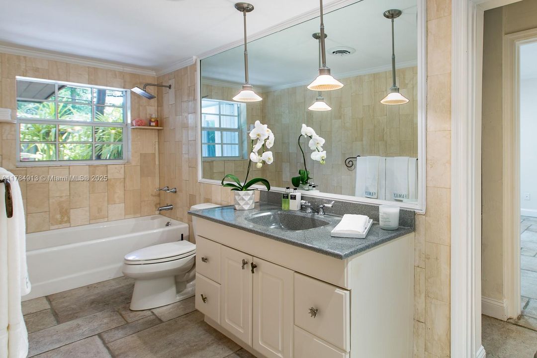 Recently Sold: $2,400,000 (3 beds, 2 baths, 2489 Square Feet)