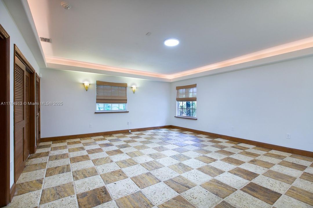 Recently Sold: $2,400,000 (3 beds, 2 baths, 2489 Square Feet)