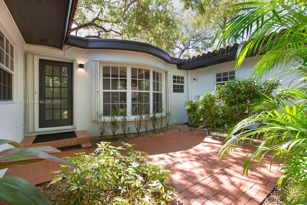 Recently Sold: $2,400,000 (3 beds, 2 baths, 2489 Square Feet)