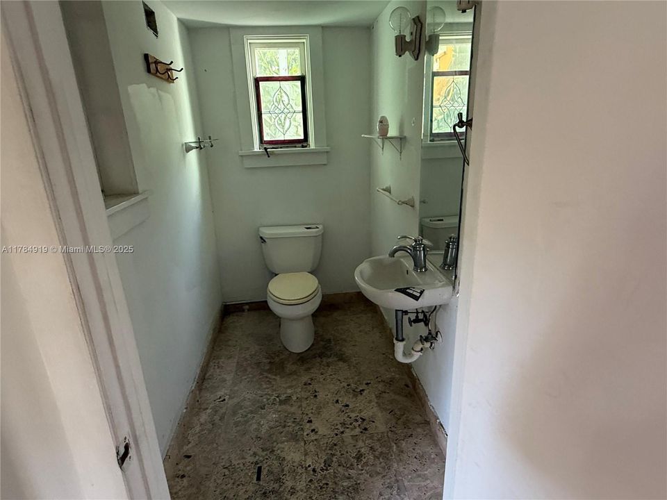1/2 bath in pool room